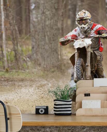 Skitt Biker Riding i Mud Bakgrunn