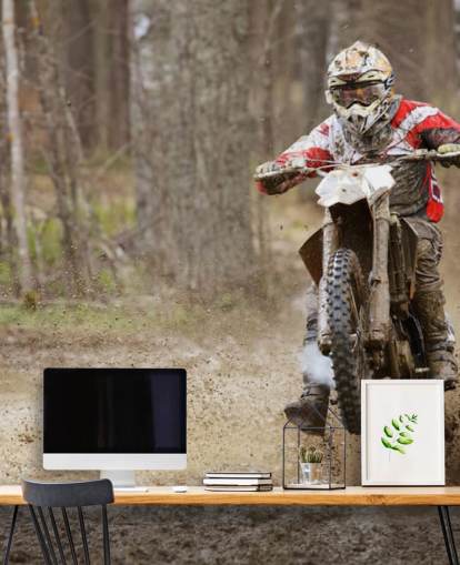 Skitt Biker Riding i Mud Bakgrunn