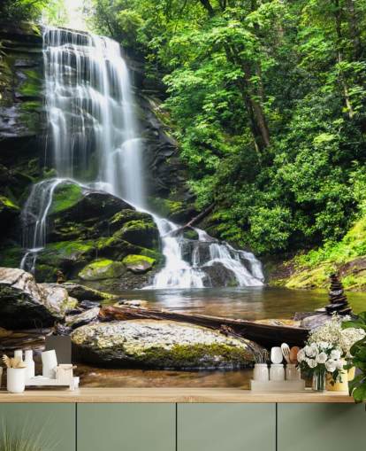 groene op maat gemaakte bosbehangmuurschildering genaamd Zen Waterfall voor woonkamers