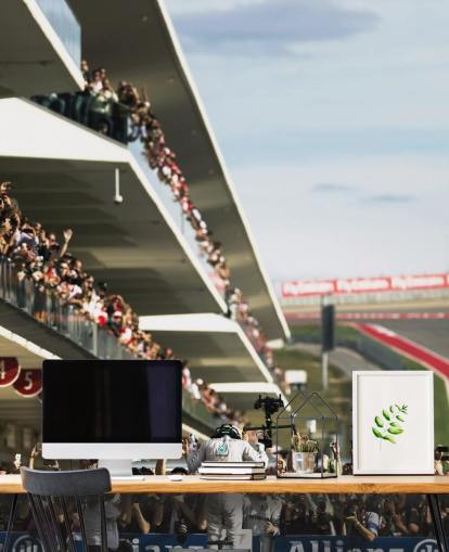 Lewis Hamilton feiert Tapete