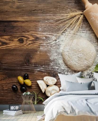 Decorazione murale con pasta di pane, pomodori e mattarello