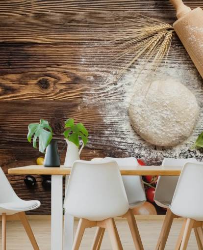 Decorazione murale con pasta di pane, pomodori e mattarello