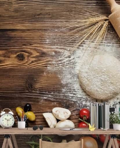 Decorazione murale con pasta di pane, pomodori e mattarello