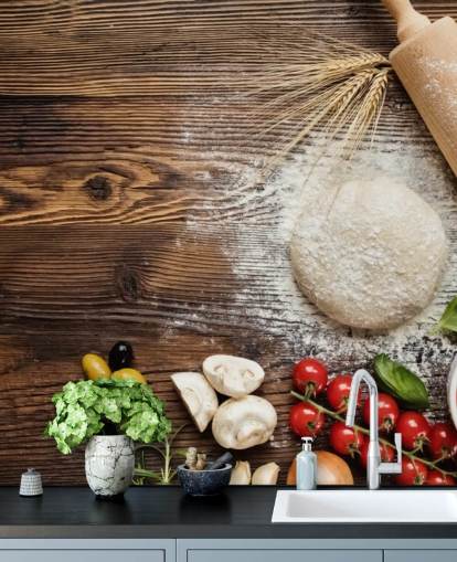 Decorazione murale con pasta di pane, pomodori e mattarello
