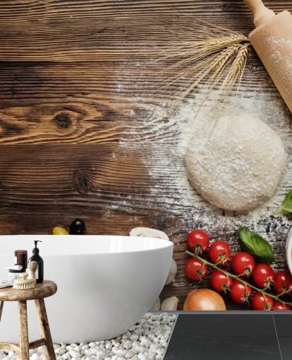 Decorazione murale con pasta di pane, pomodori e mattarello