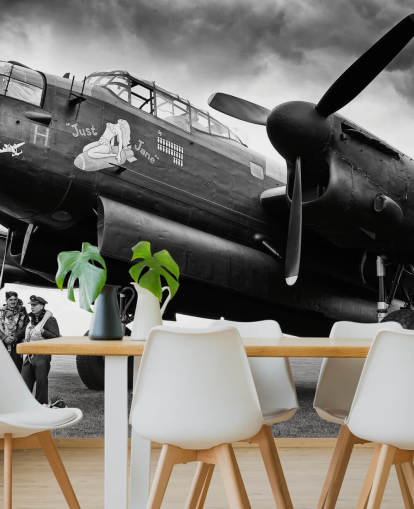 mural de papel pintado en blanco y negro de la RAF llamado Avro Lancaster and Crew para oficinas, salas de estar y negocios