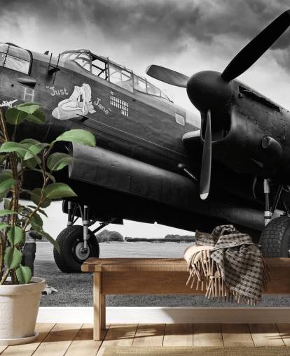 mural de papel pintado en blanco y negro de la RAF llamado Avro Lancaster and Crew para oficinas, salas de estar y negocios