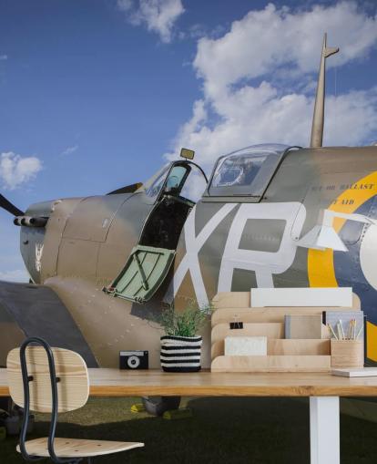 Fondo de pantalla de avión estacionado