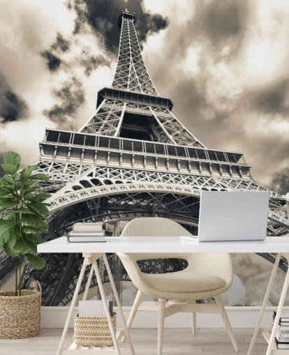 Vista in bianco e nero della Torre Eiffel dal basso