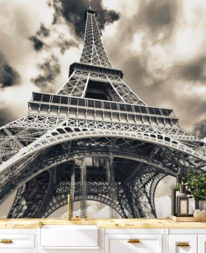 Vista in bianco e nero della Torre Eiffel dal basso