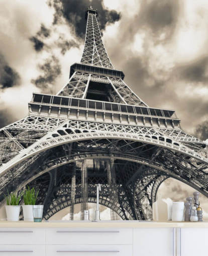 Vista in bianco e nero della Torre Eiffel dal basso