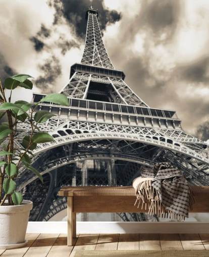 Vista in bianco e nero della Torre Eiffel dal basso