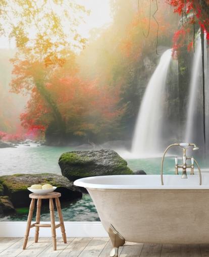 rote Laubbäume und nebliger Wasserfall Tapete