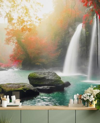 carta da parati con alberi a foglia rossa e cascata nebbiosa