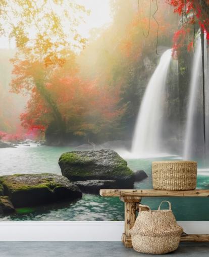 árboles de hojas rojas y papel tapiz de cascada brumosa