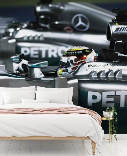 Nærbilde av Lewis Hamilton i bilbakgrunn Nærbilde av Lewis Hamilton i bilbakgrunn