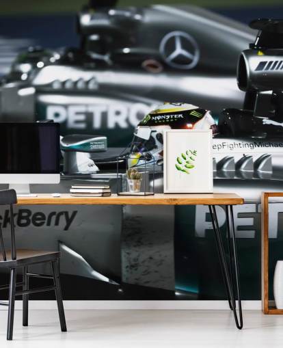 Lähikuva Lewis Hamiltonista auton taustakuvassa