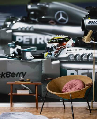 Nærbillede af Lewis Hamilton i bilbaggrund Nærbillede af Lewis Hamilton i bilbaggrund