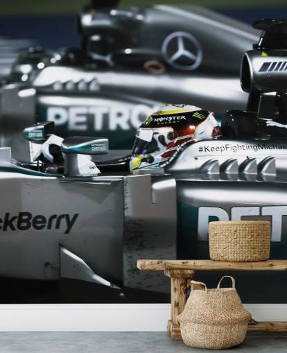 Lähikuva Lewis Hamiltonista auton taustakuvassa