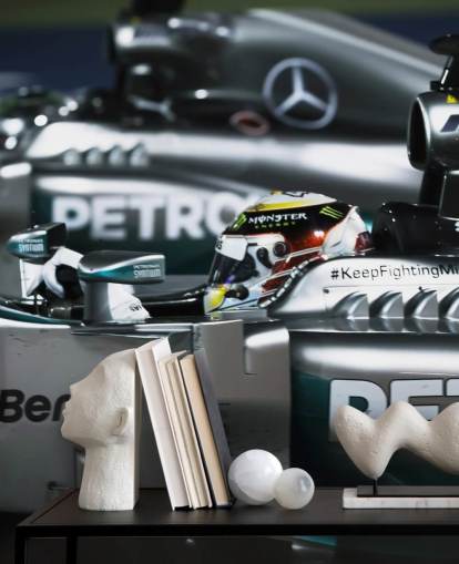 Nahaufnahme von Lewis Hamilton im Auto Wallpaper