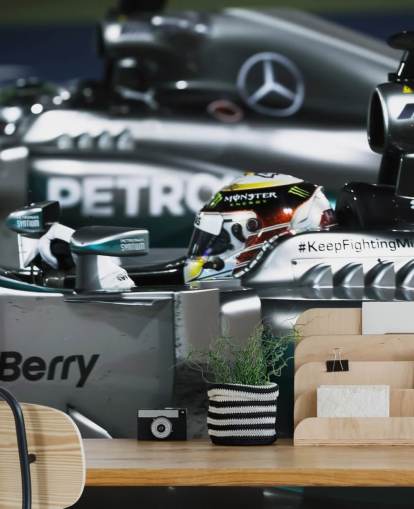 Nærbilde av Lewis Hamilton i bilbakgrunn