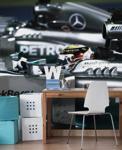 Lähikuva Lewis Hamiltonista auton taustakuvassa