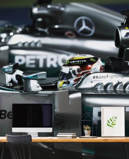 Nærbilde av Lewis Hamilton i bilbakgrunn Nærbilde av Lewis Hamilton i bilbakgrunn