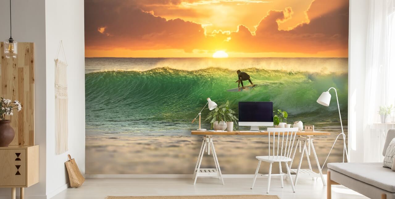 Surffaaja aallolla illalla taustakuva