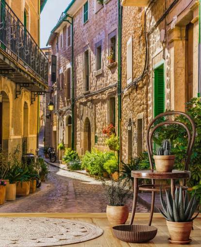 Pittoresca strada di un vecchio murale del villaggio mediterraneo