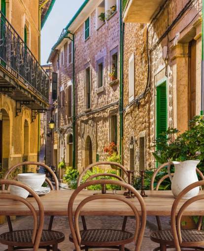 Pittoreske straat van een oude mediterrane dorpsmuurschildering