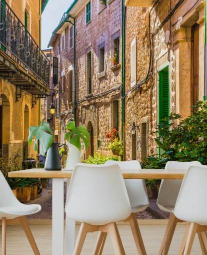 Pintoresca calle de un antiguo mural de pueblo mediterráneo