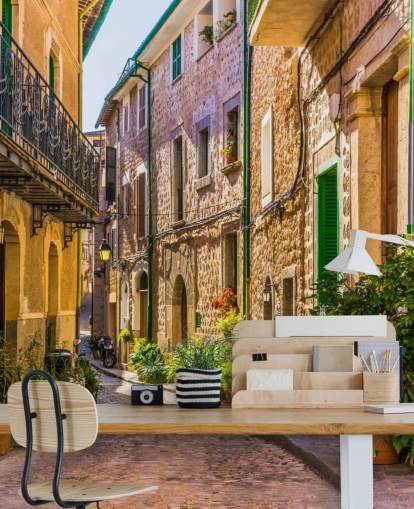 Pittoreske straat van een oude mediterrane dorpsmuurschildering