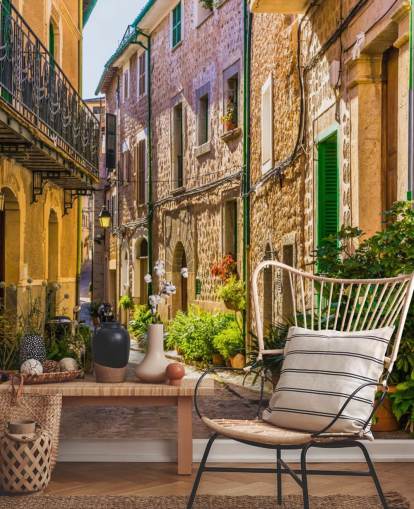 Pittoresca strada di un vecchio murale del villaggio mediterraneo