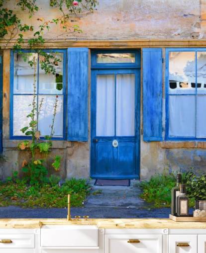 papel de parede velho portas azuis