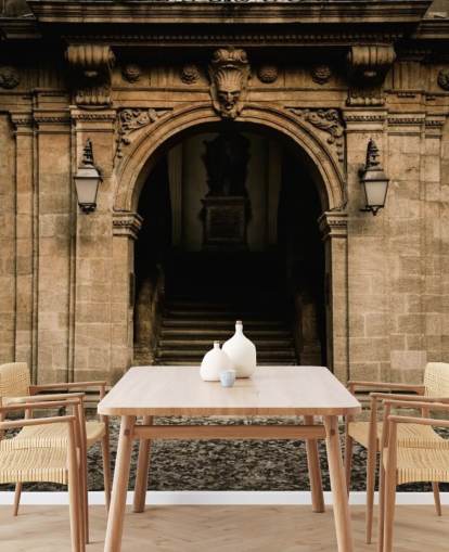 Gebogen stenen deuropening naar muurschildering