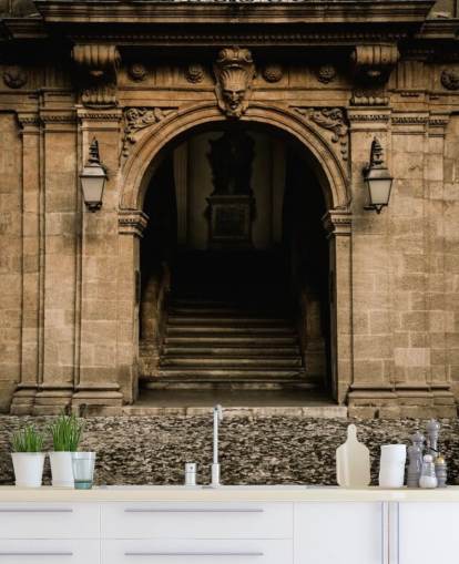 Decorazione murale con porta ad arco in pietra