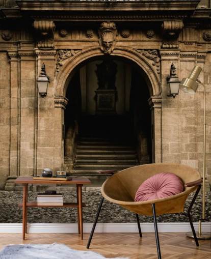 Decorazione murale con porta ad arco in pietra