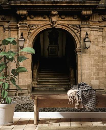 Porta de pedra arqueada para o mural da parede do edifício Porta de pedra arqueada para o mural da parede do edifício