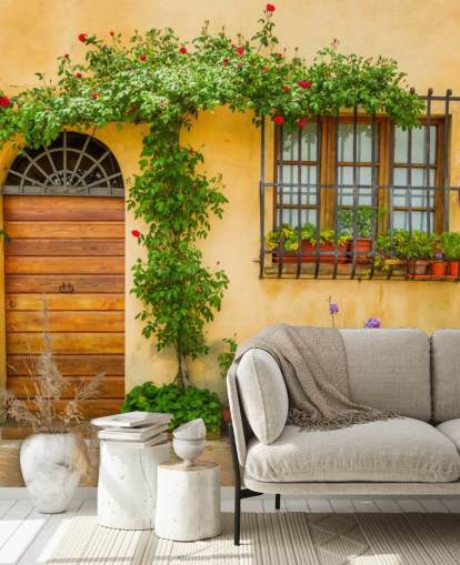 gele voorkant van italiaans huis behang