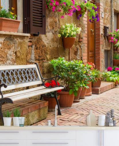 Banco fora do mural da parede da casa rústica