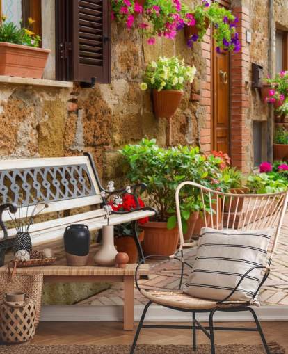 Decorazione murale con panca esterna rustica