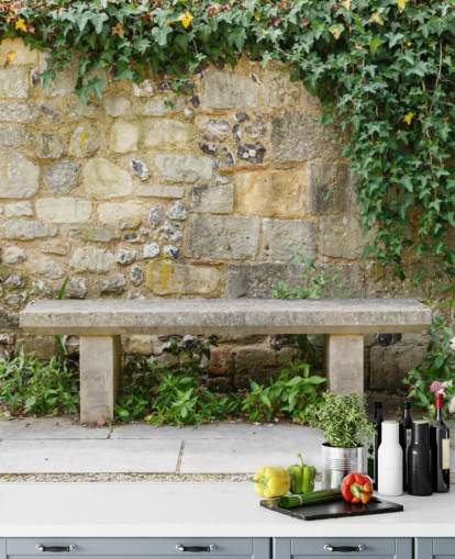 Decorazione murale con panca da giardino