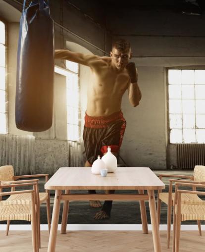 Ung man boxar i lager tapet Ung man boxar i lager tapet