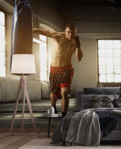 Junger Mann, der im Lagerhaus boxt, Hintergrundbild