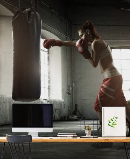 Allenamento di boxe della giovane donna in un vecchio murale