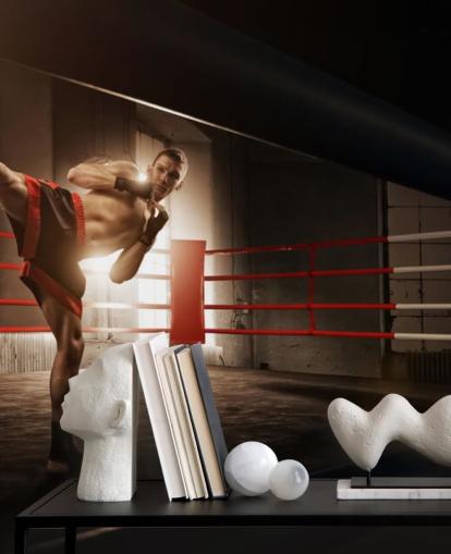 Papel pintado Joven boxeador pateando en el ring