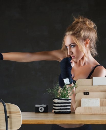 Decorazione murale sexy donna pugile che fa calcio con benda da boxe