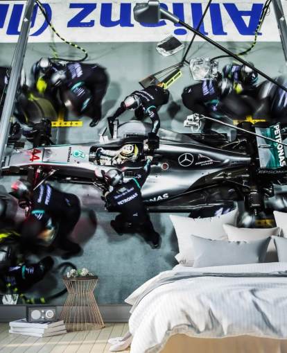 Mecánica con papel pintado del coche de Lewis Hamilton