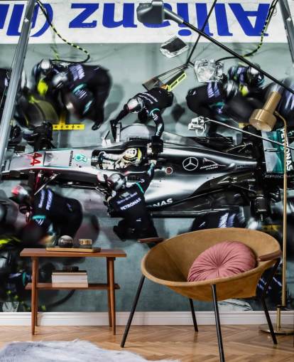 Mechanik mit Lewis Hamiltons Auto-Tapete