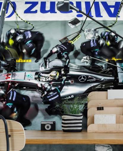 Mekanik med Lewis Hamiltons Bil Baggrund Mekanik med Lewis Hamiltons Bil Baggrund